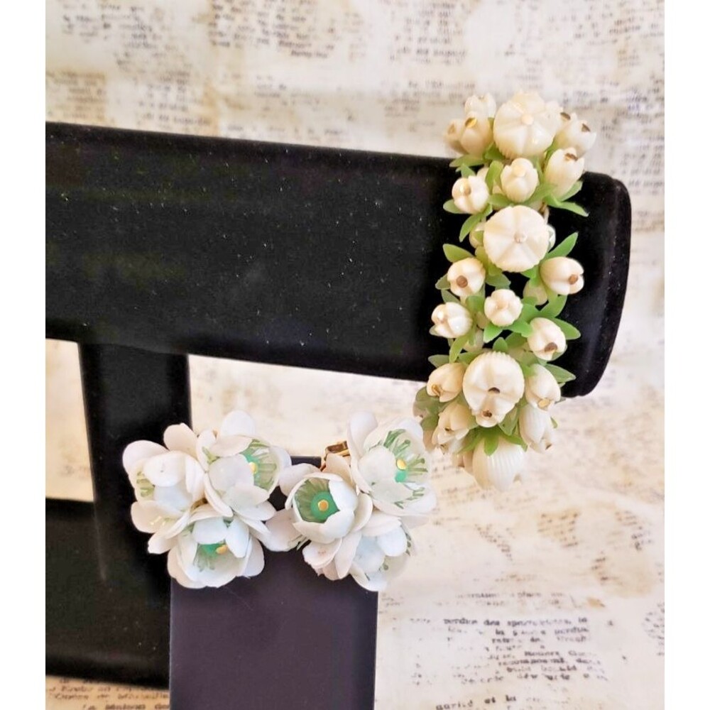 EUC Gajras Style - 1960's White Plastic Flower Clusters - Earrings and Bracelet